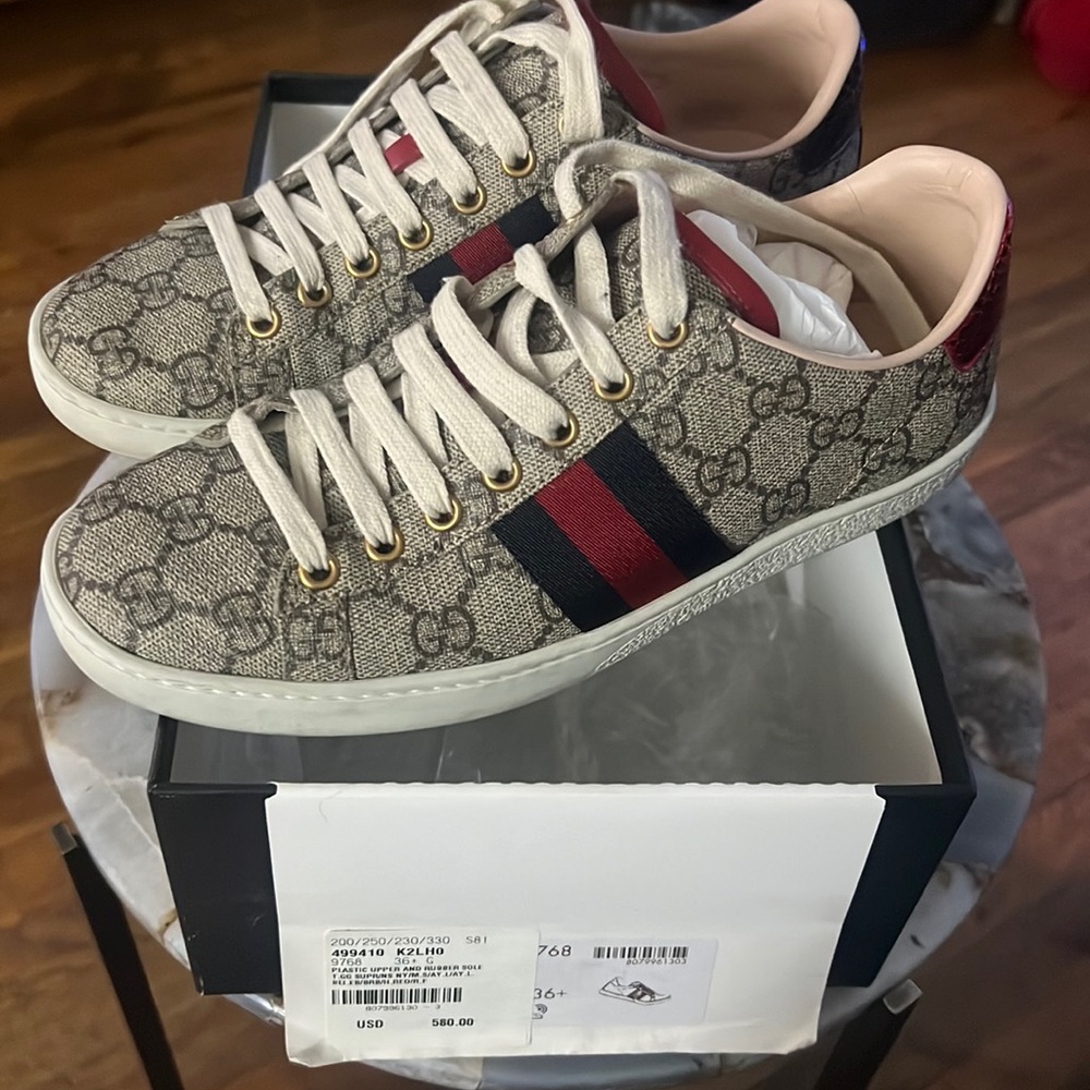 Gucci women’s shoes(In Box)